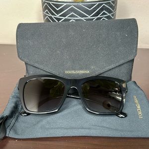 Dolce and Gabbana black sunglasses DG4384🕶️